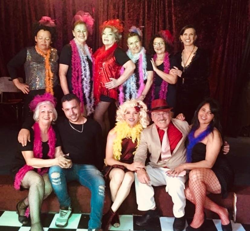 O Centro Cultural Gabriela Valentina, localizado em Curitiba (Rua XV de Novembro, 266, 9° andar)
promoveu, no sábado, 22 de outubro, mais uma festa Halloween, que contou com a presença, além de
frequentadores habituais da entidade, de convidados especiais.