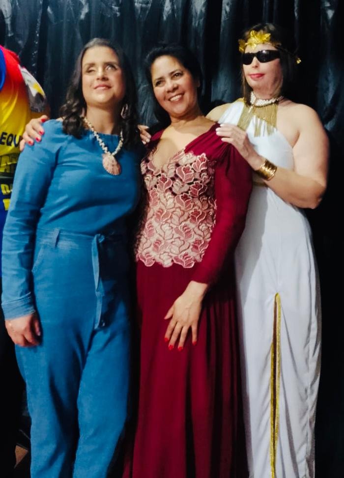 Peça teatral, com o professor Rafael Guedes, realizado no centro cultural
Gabriela Valentina onde 80/% do elenco são deficientes visuais. Na foto Raquel
Lucena dos Santos, ladeada por atrizes.