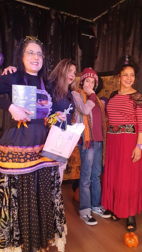 Professora de dança Luciana do Rocio Mallon, com o livro “O Canto do
Cisne” e a escultura que recebeu; escritora Marisol F.; Mahara Vieira Juk, Auxiliar de
Comunicação Social e Raquel Lucena dos Santos (Kekel),fundadora e coordenadora
do centro cultural.