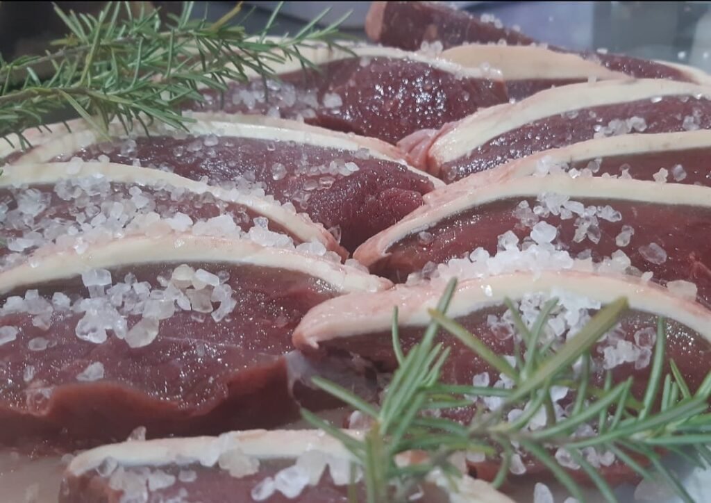 Para fugir do lugar comum, o Restaurante Rural Jackson Assados proporciona um ambiente diferenciado para as festas de fim de ano, tendo o churrasco como prato principal