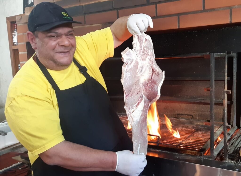 Para fugir do lugar comum, o Restaurante Rural Jackson Assados proporciona um ambiente diferenciado para as festas de fim de ano, tendo o churrasco como prato principal