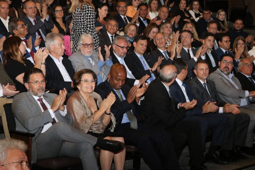 Participantes do 41º ENAJ aplaudem os acontecimentos.