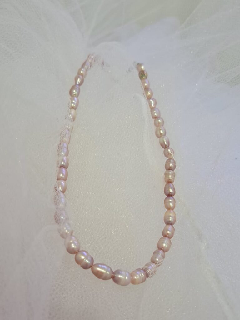 Colar três em um, pode ser usado mais longo, encurtado e ainda como pulseira, feito de pérolas naturais, por R$69