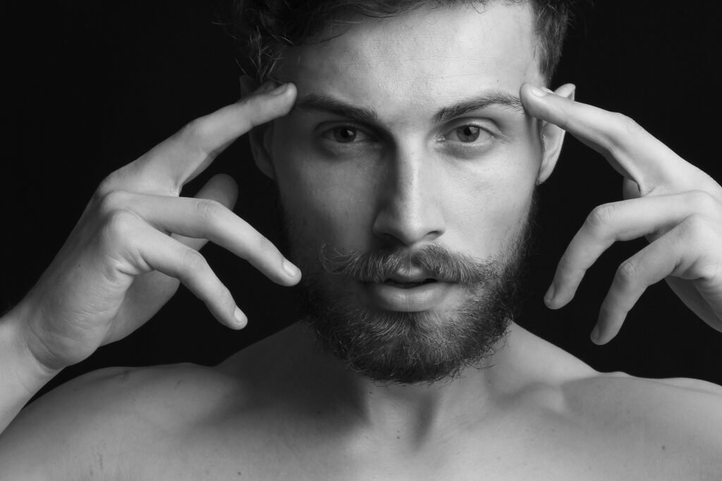 Gosto muito dessa vertente da fotografia, como sombras bem marcadas e preto bem contrastado, luz lateral superior bem dura e um bom modelo.