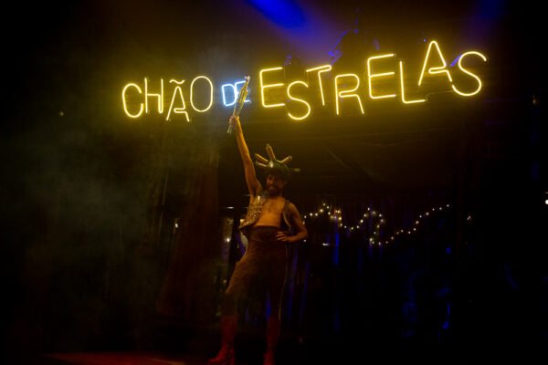 Inspirado no filme de Hilton Lacerda, “Tatuagem” traz história de amor e repressão ao Festival de Curitiba