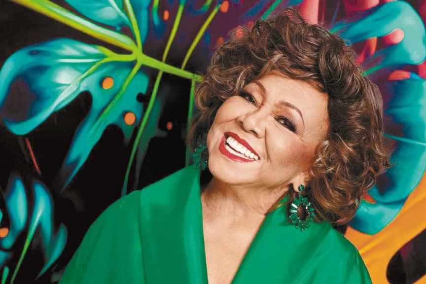 Show de 50 anos de carreira de Alcione arrecada uma tonelada de alimentos