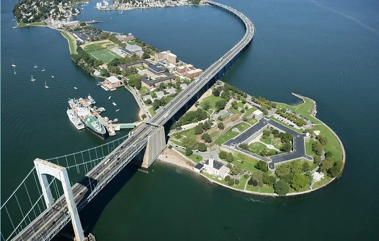 Remontando a 1833, foi restaurando um século depois para se tornar a base terrestre permanente da New York State Merchant Marine Academy. Desde então, Fort Schuyler tem sido a sede da escola, que foi renomeada para Maritime College, parte da State University of New York (SUNY).  