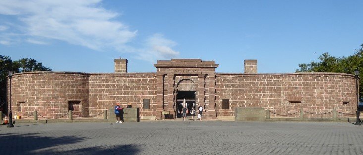 A frase "construído para manter as pessoas fora, mas agora recebe milhões", encontrada ali, é uma descrição precisa da evolução desse monumento nacional. Ele foi originalmente erguido como um forte para a Guerra de 1812 contra as forças britânicas, com o objetivo de complementar as defesas do castelo Williams, em Governors Island. Entretanto, a edificação nunca foi usada para esse fim. Desde então, o Castle Clinton serviu como casa de ópera (1840-1855), estação de imigração (1855-1890) e aquário (1896-1941).  