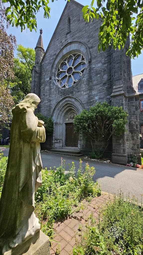 Madre Maria de Jesus (nascida Julia Crooks na cidade de Nova York), tendo entrado para a Ordem em Oullins, na França, fundou o Mosteiro de São Domingos em Newark, Nova Jersey, em 1880. Anos mais tarde, ela e outras freiras se mudaram para a área de Morrisania, em Nova York, a convite do arcebispo Michael Augustine Corrigan, fundando o Corpus Christi Monastery em 1891 em um terreno adquirido na Lafayette Avenue e na Baretto Street.  