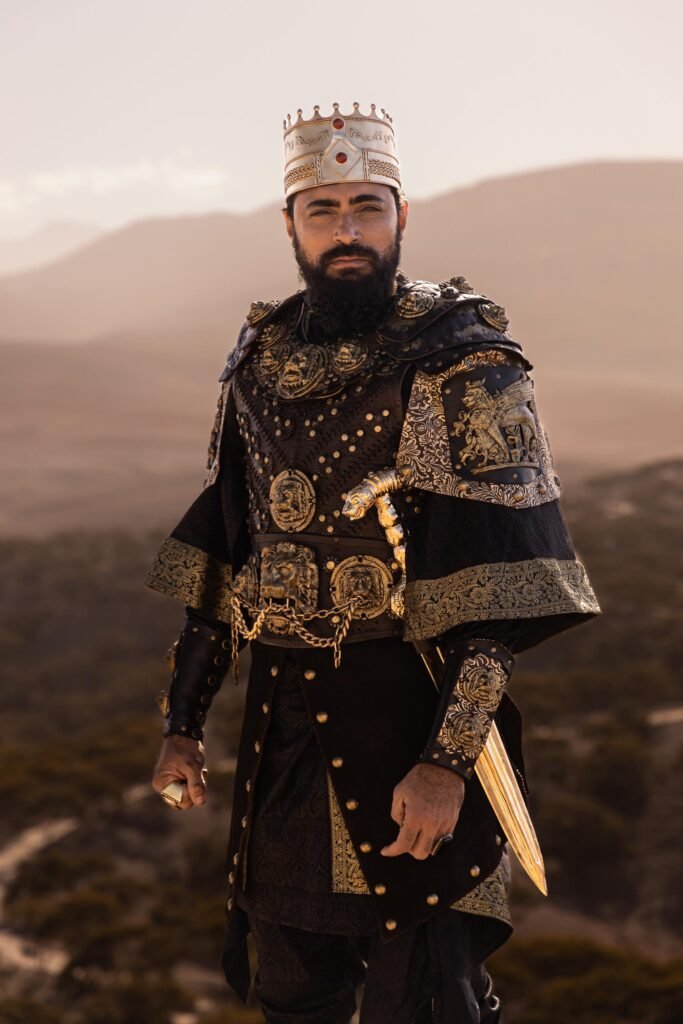 A nova série da Record, "A Rainha da Pérsia", estreou nesta segunda-feira (17), trazendo Carlo Porto no papel de Xerxes, ao lado de Ester (Nathalia Florentino) e Améstris (Camila Rodrigues).