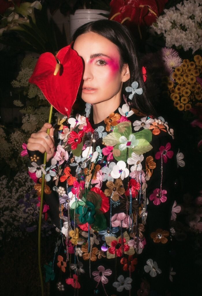 Antes de mergulhar totalmente na decoração, Luiza teve uma trajetória profissional diversificada, formada em marketing business na BBSI, na Inglaterra, e em gestão de negócios no IBMEC.