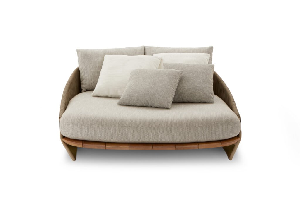 As chaises são conhecidas por serem verdadeiros refúgios de conforto e elegância. Tendência no mundo da decoração, a peça foi ressignificada em um assento mais comprido que o tradicional, quase como uma espreguiçadeira, que pode ser utilizada dentro ou fora de casa. 