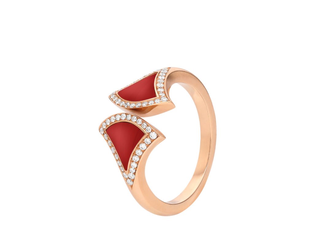 Em 2024, a Bvlgari apresenta novas joias deslumbrantes como parte da adorada coleção Divas’ Dream, cujo apelo que está sempre ancorado na herança Bvlgari de curvas elegantes, combinações de cores magistrais e artesanato impecável.