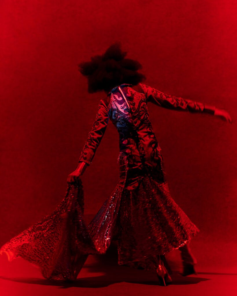 Inspirado no típico figurino do cangaceiro de Pernambuco - desconstruído por meio de uma releitura bem feminina e glamourosa, que evoca a força, a coragem, a beleza e a graça da mulher nordestina – o vestido Corisco Azul traz na sua essência a rica tradição cultural do Nordeste brasileiro, misturada à modernidade do jeans e de outros elementos aplicados. 