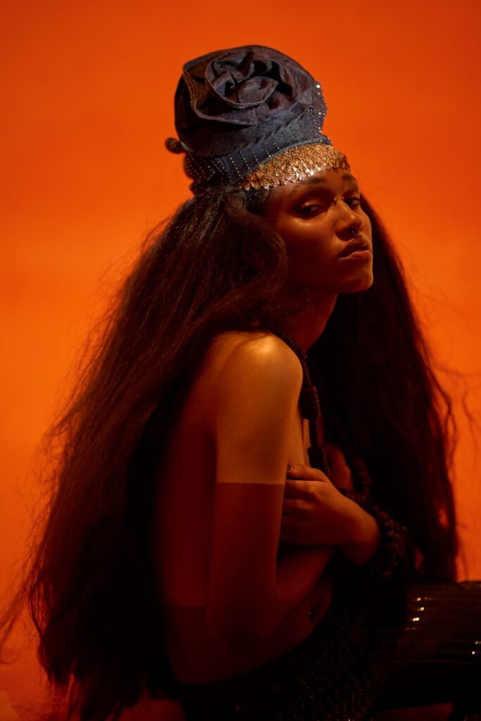 Ela destaca que a flor do cropped e a alfaiataria são duas tendências da moda jeanswear. “A Onça Preta tem essa mistura de estilos no seu DNA