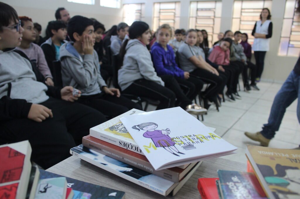Mostra Literatura Paraná leva contação de histórias e intervenções literárias para as regiões periféricas de Curitiba