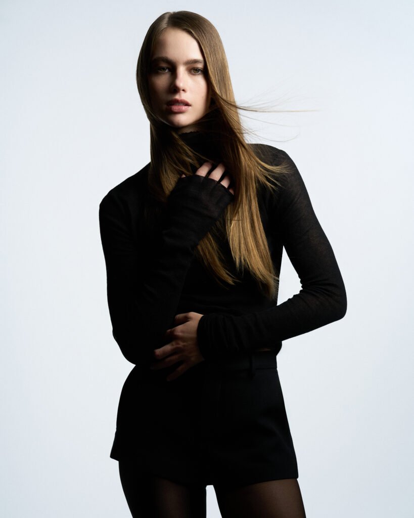 Considerada um dos nomes mais promissores no mundo da moda, a top Maria Klaumann recebeu o prêmio de Modelo Revelação do Ano na 11ª edição do Fashion Media Awards, promovido anualmente pela The Daily Front Row. 