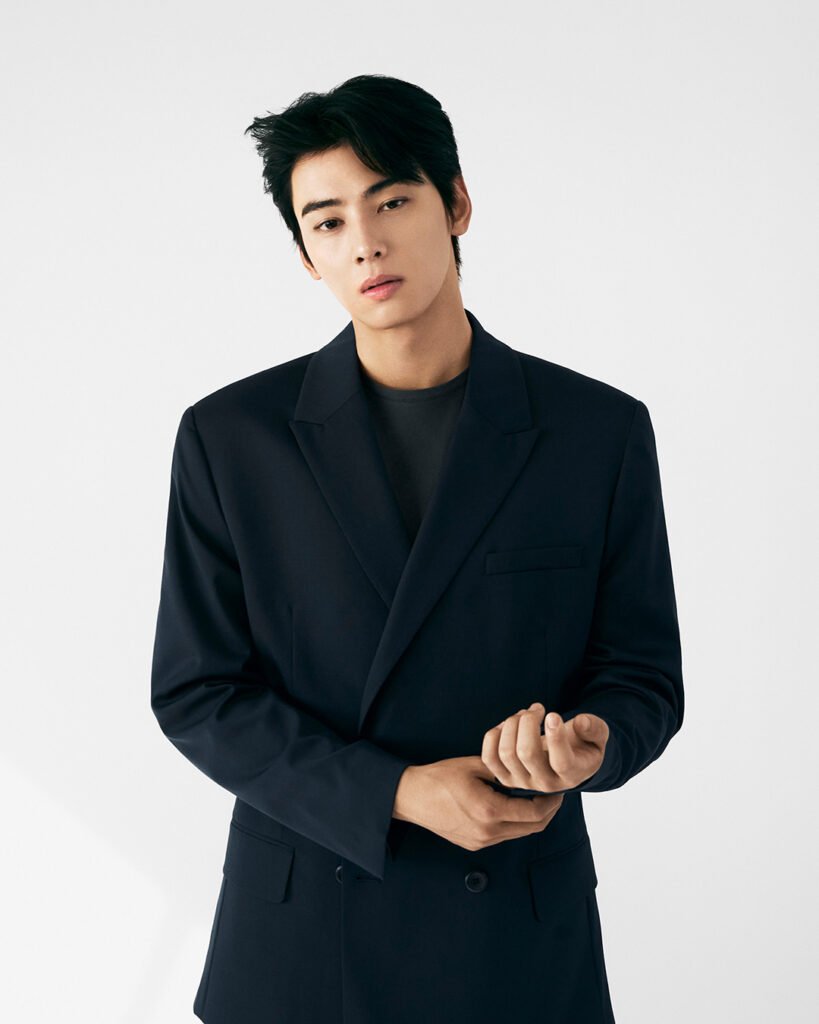 Hoje, a Calvin Klein revela sua mais nova campanha com o cantor e ator sul-coreano CHA EUN-WOO, que veste as peças masculinas da marca. 