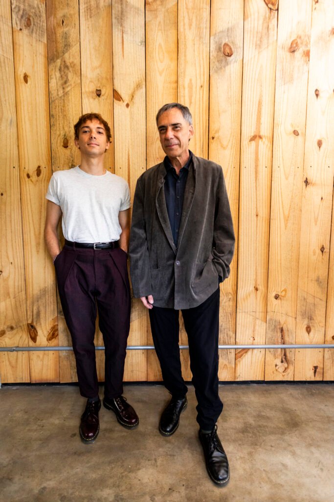 Esses encontros aconteceram em dezembro de 2022, quando os artistas foram convidados pelo curador Daniel Rangel a fazer uma ocupação de 15 dias no museu. “Daniel abriu-nos a possibilidade de ocuparmos várias áreas do museu com outras atividades e ficamos muito excitados com esse convite. Então aproveitamos o belíssimo espaço projetado por Lina Bo Bardi para ampliar nosso projeto, que acabou se tornando essa série”, explica Arnaldo.