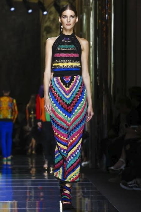 No dia 26 de março de 2025, São Paulo será palco do Artesanal Fashion Day, o primeiro desfile de moda do país totalmente dedicado ao artesanato. O evento promete transformar a passarela em uma verdadeira vitrine do que há de mais sofisticado e criativo no universo do handmade, com a apresentação de looks conceituais que exploram diversas técnicas artesanais como crochê, tricô, macramê, resina, pintura em seda, patchwork e reciclagem.