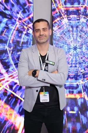 Segundo o especialista, a adoção dessa tecnologia no PDV aumenta significativamente a visibilidade das campanhas e o engajamento dos clientes.