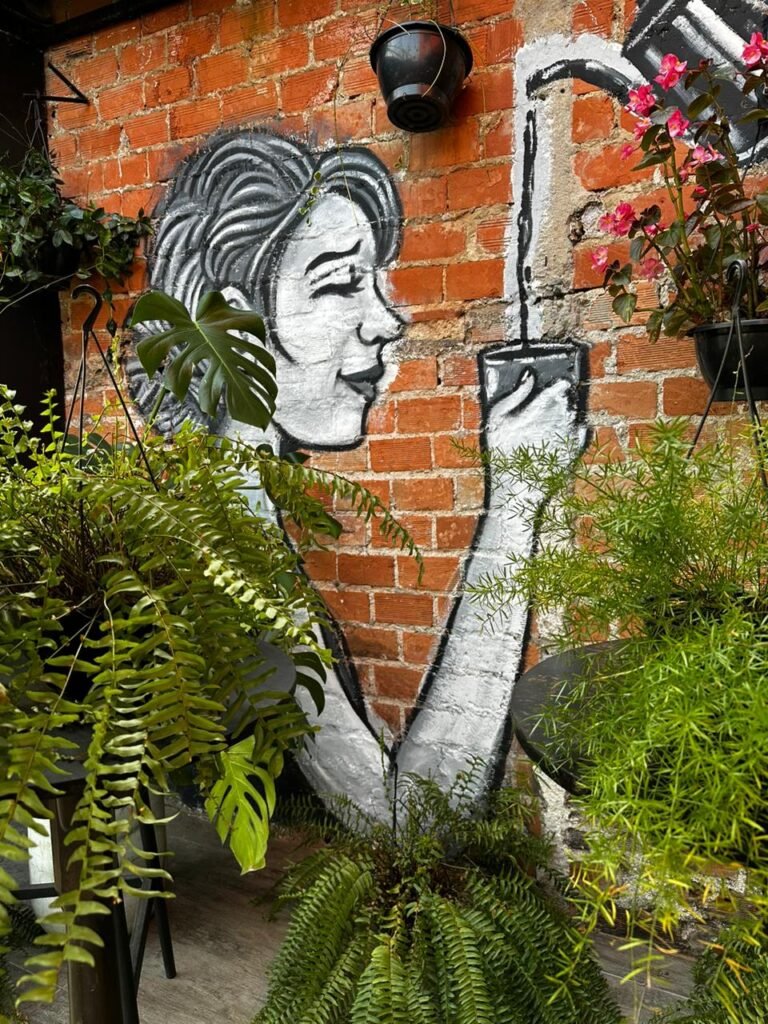  O Café Distrito Garden é mais que um simples café. O cardápio especial  oferece opções  que vão  desde  Soda Italiana até o  Vanilla Iced Coffee. E para acompanhar, um Croissant de Palmito ou de Frango com Requeijão, o clássico pão com bolinho ou ainda a  Torta de Brownie. Contato pelo  telefone (41)  99137-5737