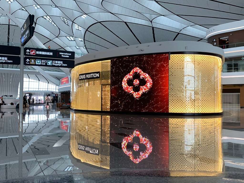 Visualize entrar ou passar por uma loja onde a vitrine é mais do que uma exibição de produtos; é uma experiência visual imersiva. 