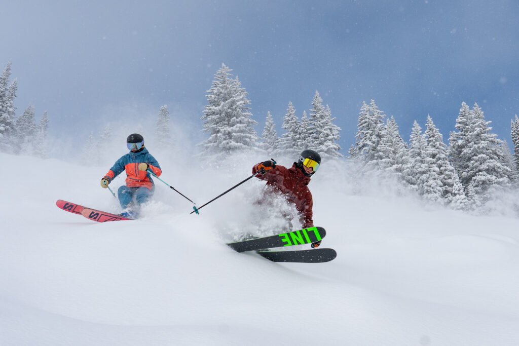 Além de seu trabalho aparecer no ingressos de acesso às pistas da temporada de inverno 2024-25, Israel montará uma exposição e uma programação paralelas que serão anunciadas à medida que a temporada se aproximar.