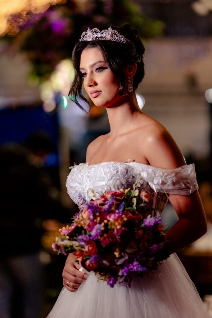 A Tarde das Noivas e Debutantes 2024 busca ser um local de demonstração prática, permitindo aos participantes buscar informações detalhadas e fazer comparações entre diferentes produtos, serviços e custos presentes no mercado de festas e casamentos.