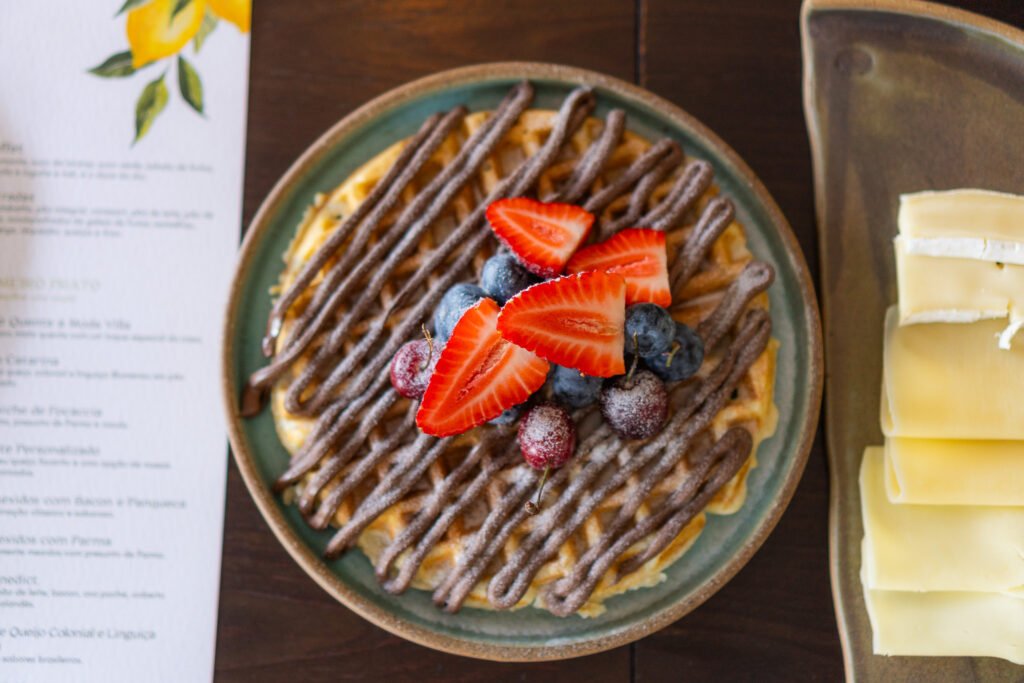 O restaurante do hotel Villa d’Ozio, na beira da Praia Brava de Itajaí, litoral norte de SC, lança atração gastronômica ao público a partir do dia 30 de novembro. Com buffet, entrada, opções de pratos principais, além de sobremesas e variedade de bebidas, o menu é servido das 11h às 15h com música ambiente em datas especiais. O valor por pessoa é de R$ 217,00. Reservas podem ser feitas pelo telefone (47) 3083-8070.