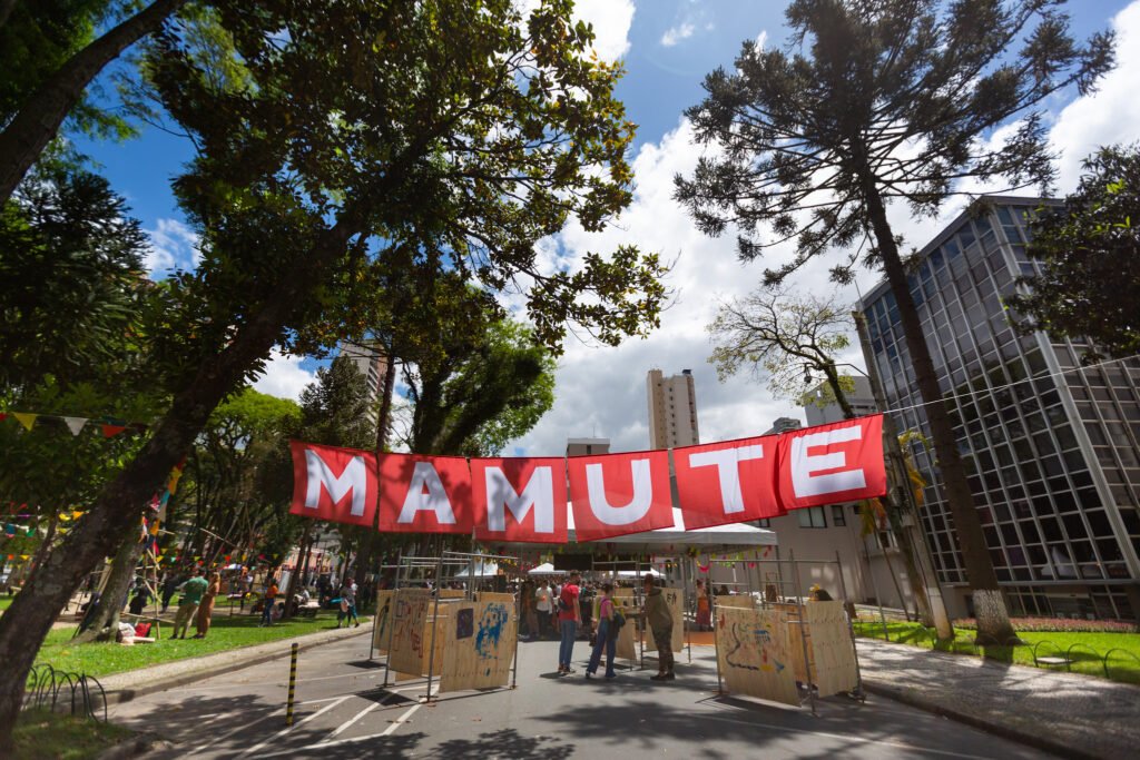 Mamute Feira Gráfica movimenta a Câmara de Curitiba e a Praça Eufrásio Corrêa com programação gratuita cultural, criativa e festiva