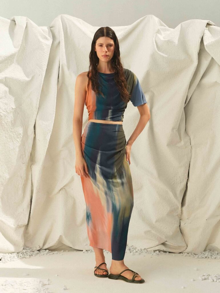 O lançamento Resort, último capítulo de Magicians of Life | Artistas do Cotidiano, estará disponível a partir do dia 26 de novembro nas lojas físicas e no site da CRIS BARROS, além das principais multimarcas do país.