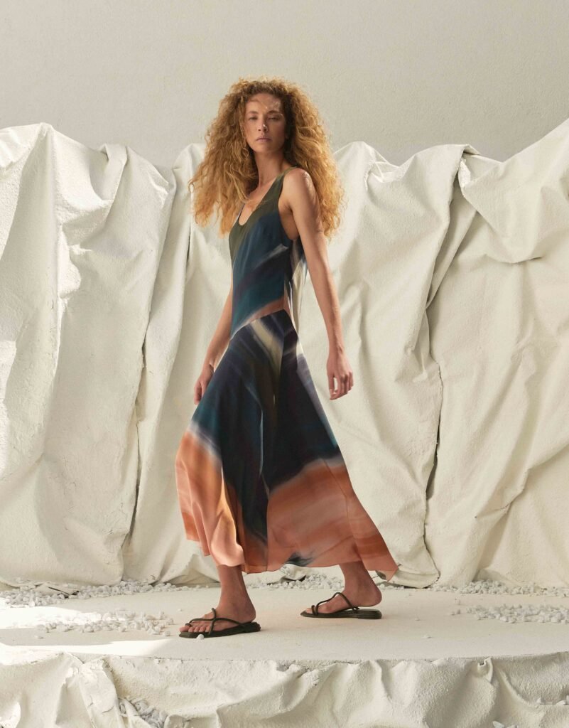 O lançamento Resort, último capítulo de Magicians of Life | Artistas do Cotidiano, estará disponível a partir do dia 26 de novembro nas lojas físicas e no site da CRIS BARROS, além das principais multimarcas do país.