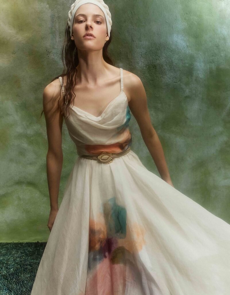 O lançamento Resort, último capítulo de Magicians of Life | Artistas do Cotidiano, estará disponível a partir do dia 26 de novembro nas lojas físicas e no site da CRIS BARROS, além das principais multimarcas do país.