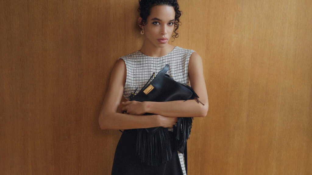 Um som icônico para um novo ícone. A família Peekaboo da FENDI apresenta a bolsa Peekaboo Soft Small com um vídeo especial dirigido pelo talentoso Emir Eralp, com a música Little Man, da banda sueca de música eletrônica Little Dragon.