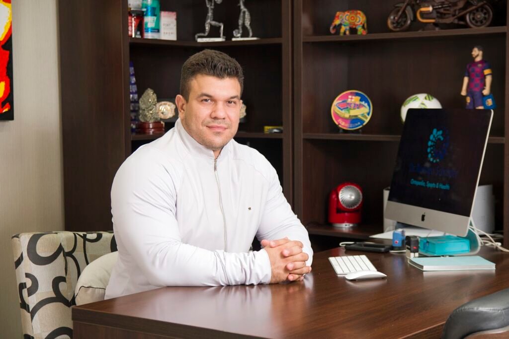 Dr. Rodrigo Schröder é formado em Medicina, com residência em Ortopedia e Traumatologia. Entretanto, foi em sua pós graduação de Nutrologia Esportiva e Medicina do Esporte e no mestrado em Nutrição e Dietética que ele se encontrou e hoje é um dos maiores profissionais do país em Medicina e Performance Esportiva.