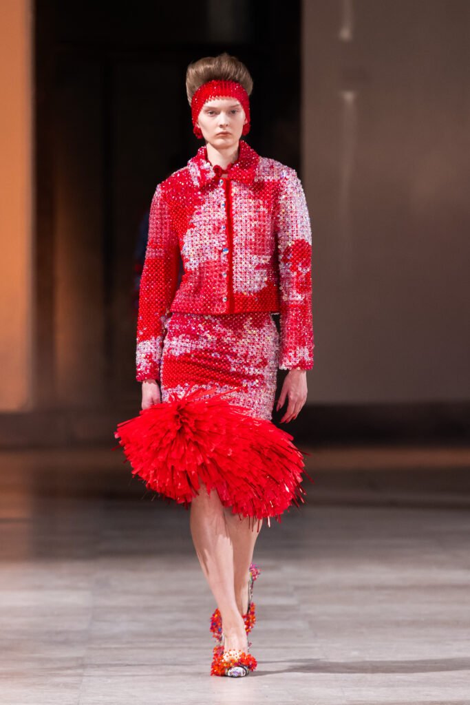 A Swarovski colabora com Germanier desde 2018. Desde então, o designer visionário redefiniu os limites do luxo sustentável. Com sua estreia no calendário de Haute Couture, ele promete inspirar uma nova geração de designers a criar de forma mais sustentável.