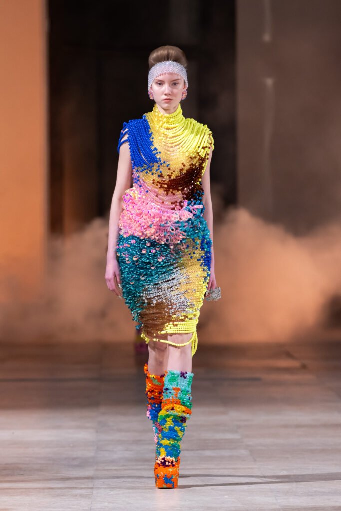 A Swarovski colabora com Germanier desde 2018. Desde então, o designer visionário redefiniu os limites do luxo sustentável. Com sua estreia no calendário de Haute Couture, ele promete inspirar uma nova geração de designers a criar de forma mais sustentável.