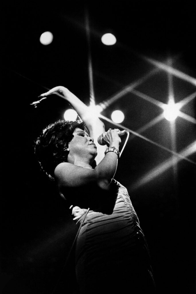 Com Amor, Alcione ficará em cartaz até 30 de agosto no Centro Cultural Vale Maranhão, localizado à Rua Direita, nº 149, Centro Histórico de São Luís. A visitação é gratuita e ocorre de terça-feira a sábado, das 10h às 19h. A exposição também contará com um tour virtual que será anunciado em