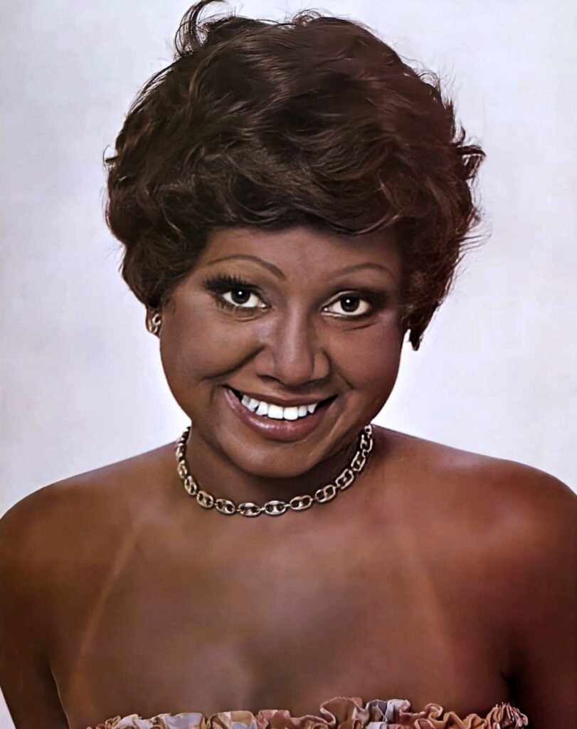 Com Amor, Alcione ficará em cartaz até 30 de agosto no Centro Cultural Vale Maranhão, localizado à Rua Direita, nº 149, Centro Histórico de São Luís. A visitação é gratuita e ocorre de terça-feira a sábado, das 10h às 19h. A exposição também contará com um tour virtual que será anunciado em