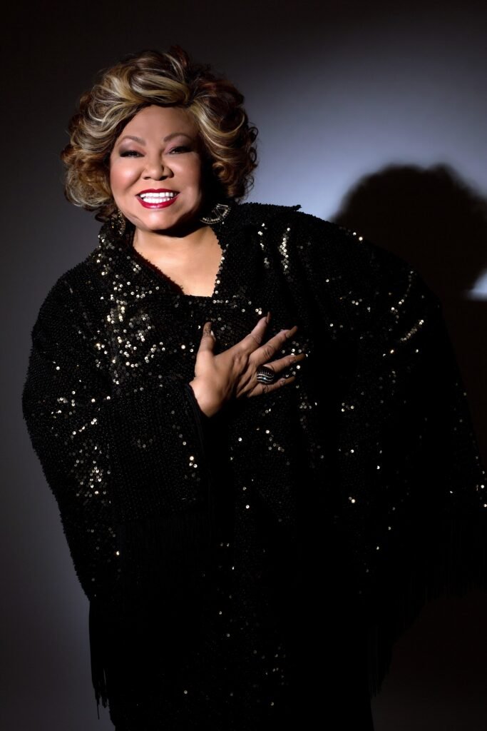 Com Amor, Alcione ficará em cartaz até 30 de agosto no Centro Cultural Vale Maranhão, localizado à Rua Direita, nº 149, Centro Histórico de São Luís. A visitação é gratuita e ocorre de terça-feira a sábado, das 10h às 19h. A exposição também contará com um tour virtual que será anunciado em