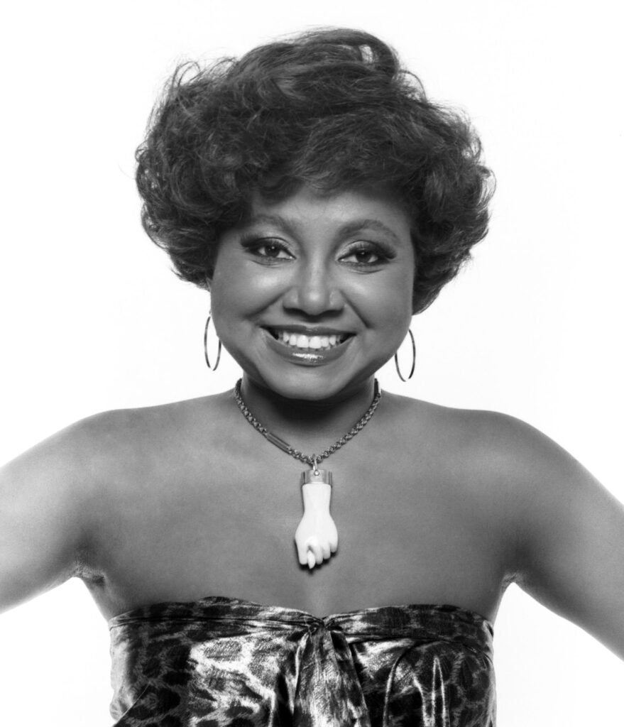 Com Amor, Alcione ficará em cartaz até 30 de agosto no Centro Cultural Vale Maranhão, localizado à Rua Direita, nº 149, Centro Histórico de São Luís. A visitação é gratuita e ocorre de terça-feira a sábado, das 10h às 19h. A exposição também contará com um tour virtual que será anunciado em