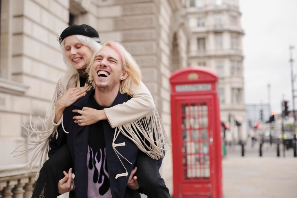 Casais aventureiros podem transformar o Valentine's Day em uma jornada emocionante por Londres. A experiência começa com uma caça ao tesouro personalizada, onde pistas espalhadas por locais icônicos, como Covent Garden, a Tower Bridge e Notting Hill, levam os apaixonados por uma verdadeira viagem no tempo e pelo charme londrino.