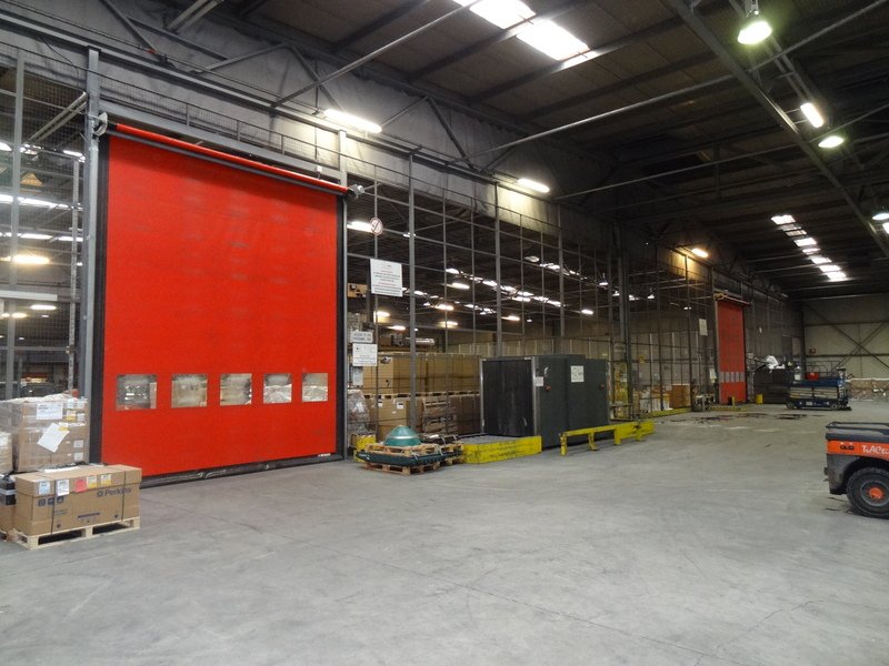 Um estudo da Occupational Safety and Health Administration (OSHA) destaca que a organização eficiente de ambientes logísticos, com a separação clara entre áreas de armazenagem e zonas de carga e descarga, é fundamental para a prevenção de acidentes. , minimizando riscos e protegendo os trabalhadores.