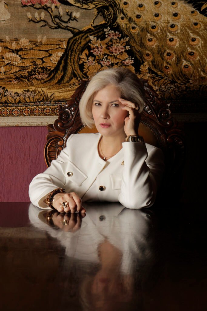 Debora de Castro da Rocha, advogada e apresnetadora de tv, em seu ensaio corporativo por Cla Ribeiro